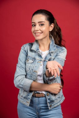 Kot ceketli güzel kadın ellerini gösteriyor. Yüksek kalite fotoğraf