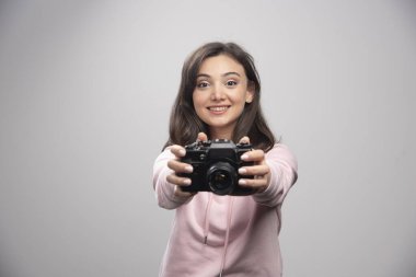 Kazaklı genç bir kadın kamerasını gösteriyor. Yüksek kalite fotoğraf