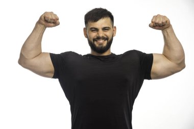 Siyah gömlekli sporcu kendini güçlü hissediyor. Yüksek kalite fotoğraf