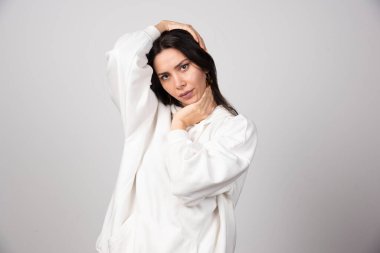 Ayakta duran ve poz veren güzel bir genç kadının portresi. Yüksek kalite fotoğraf