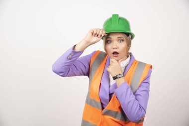 Beyaz arka planda miğferli kadın müteahhit. Yüksek kalite fotoğraf