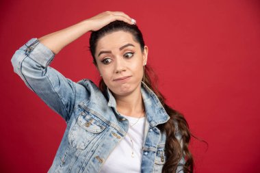 Kot ceketli genç kadın yorgun hissediyor. Yüksek kalite fotoğraf