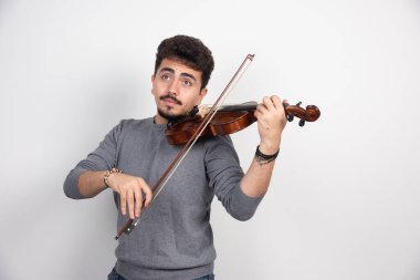 Müzisyen kemanında romantik bir klasik parça çalar. Yüksek kalite fotoğraf