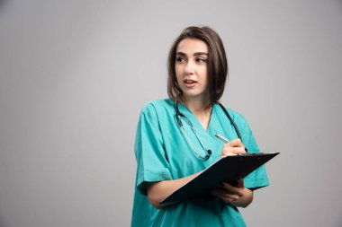 Dosyasında steteskop yazan kadın doktor. Yüksek kalite fotoğraf