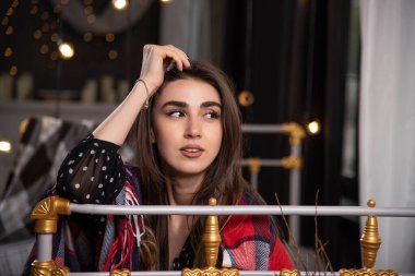 Fularlı güzel esmer kadın bir yerlere bakıyor. Yüksek kalite fotoğraf