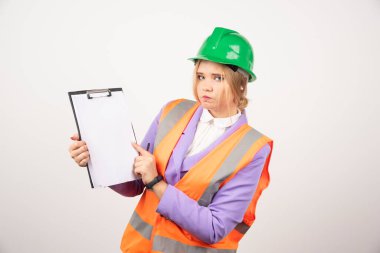 Beyaz arka planda tableti olan kadın mimar. Yüksek kalite fotoğraf