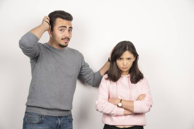 Adam beyaz arka planda deli sevgilisinden özür diliyor. Yüksek kalite fotoğraf