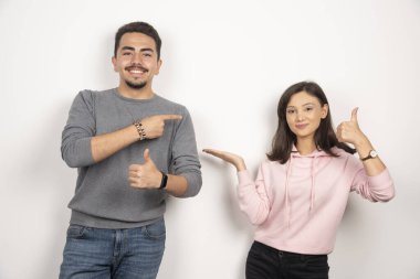 Beyaz arka planda kendilerini gösteren mutlu çift. Yüksek kalite fotoğraf