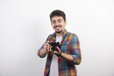 Profesyonel fotoğraf çeken tecrübeli bir genç. Yüksek kalite fotoğraf