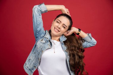 Kot elbiseli güzel bir kadın ellerini yukarıda tutuyor. Yüksek kalite fotoğraf