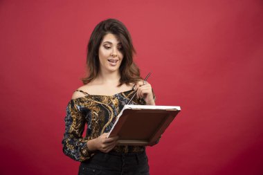 Ressam kız tuvaline bakıyor ve olumlu düşünüyor. Yüksek kalite fotoğraf