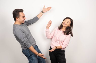 Genç çift beyaz arka planda eğleniyor. Yüksek kalite fotoğraf