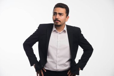 Kıyafet yönetmeliğindeki bir işadamı stresli görünür. Yüksek kalite fotoğraf