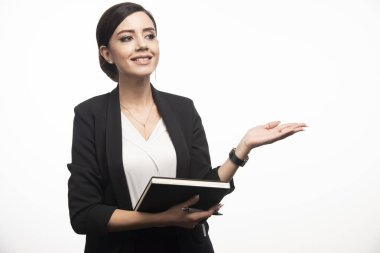 Esmer iş kadını beyaz arka planda defterle poz veriyor. Yüksek kalite fotoğraf