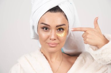 Gözlerinin altındaki göz bantlarını gösteren bornozlu bir kadın. Yüksek kalite fotoğraf