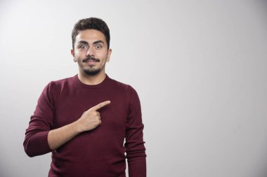 Genç esmer bir adam ayakta ve poz veriyor. Yüksek kalite fotoğraf