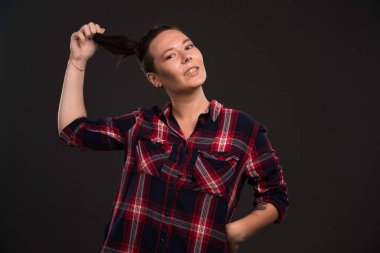 At kuyruğuyla oynayan kadın model. Yüksek kalite fotoğraf