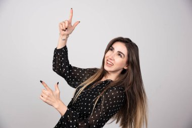 Tarz sahibi, çekici, uzun saçlı bir kızın portresi. Yüksek kalite fotoğraf