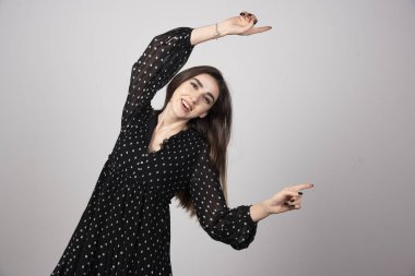 Gri arka planda dans eden kadın portresi. Yüksek kalite fotoğraf