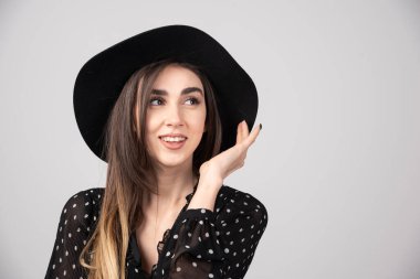 Siyah şapkalı güzel kadın bir yerlere bakıyor. Yüksek kalite fotoğraf