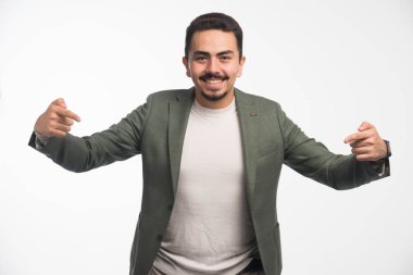 Kıyafet yönetmeliğinde kendini gösteren bir iş adamı. Yüksek kalite fotoğraf