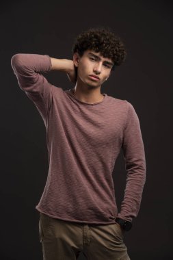 Sonbahar kıyafetleri içinde genç bir manken. Yüksek kalite fotoğraf