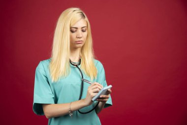 Kadın doktor hastaları için makbuz yazıyor. Yüksek kalite fotoğraf