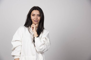 Ayakta duran ve kameraya bakan güzel bir genç kadının portresi. Yüksek kalite fotoğraf