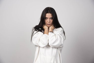 Ayakta duran ve kameraya bakan genç bir kadının portresi. Yüksek kalite fotoğraf