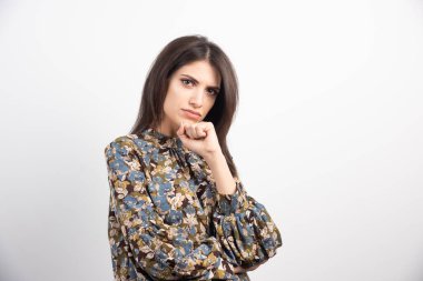 Beyaz arka planda poz veren güzel esmer kadın. Yüksek kalite fotoğraf