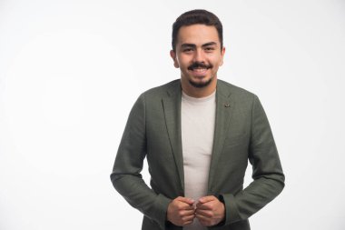 Kıyafet yönetmeliğindeki bir işadamı motive olmuş görünüyor. Yüksek kalite fotoğraf