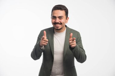 Kıyafet yönetmeliğindeki bir işadamı iyi bir işi işaret ediyor. Yüksek kalite fotoğraf