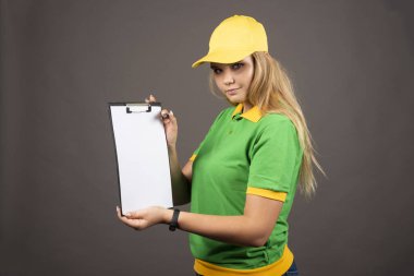 Kalem panosu olan genç bir kadın kurye. Yüksek kalite fotoğraf