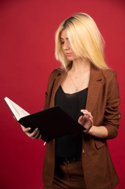 Not defterine bakan genç bir ofis çalışanı. Yüksek kalite fotoğraf