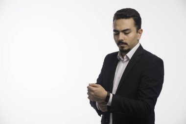 Kıyafet zorunluluğu olan bir iş adamı. Yüksek kalite fotoğraf