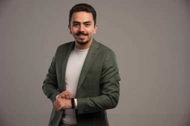 Kıyafet yönetmeliğindeki bir işadamı kendinden emin hisseder. Yüksek kalite fotoğraf