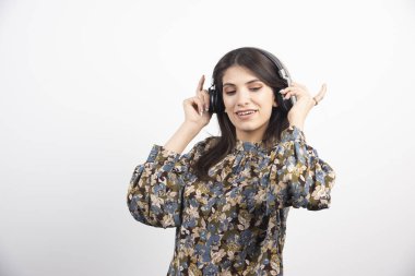 Kulaklıkla müzik dinleyen genç bir kadın. Yüksek kalite fotoğraf