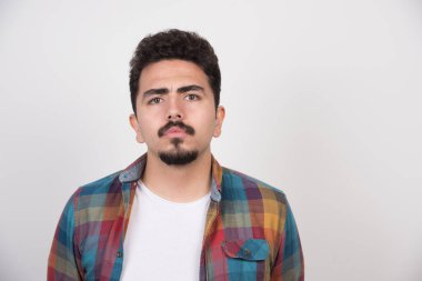 Kendine güvenen genç bir adamın yakın portresi. Yüksek kalite fotoğraf