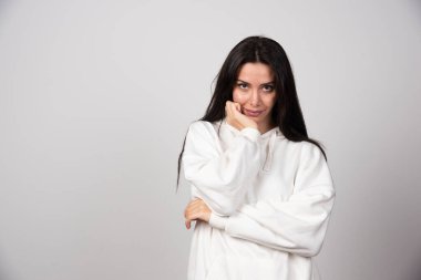 Ayakta durup kameraya bakan gülümseyen genç bir kadının portresi. Yüksek kalite fotoğraf