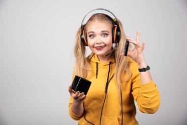 Güzel sarışın kadın kutuyla mutlu poz veriyor. Yüksek kalite fotoğraf