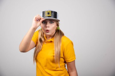 Gri şapkalı güzel bir kadının portresi. Yüksek kalite fotoğraf