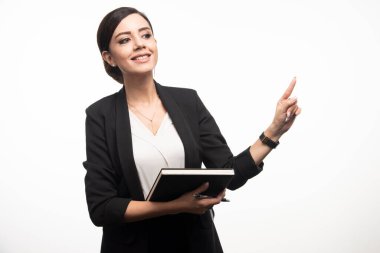 Esmer iş kadını proje hakkında konuşuyor. Yüksek kalite fotoğraf