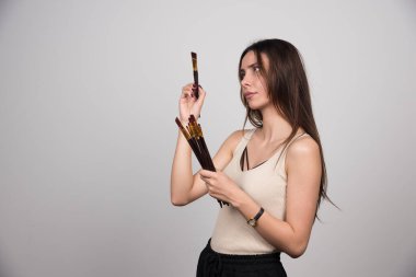 Açık alanda fırça tutan kadın bir ressam. Yüksek kalite fotoğraf