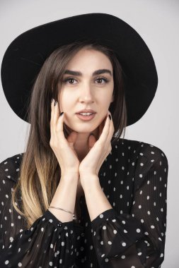 Kameraya bakan siyah şapkalı kadın portresi. Yüksek kalite fotoğraf