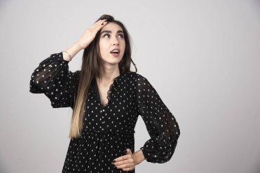 Ayakta duran ve poz veren hoş görünümlü esmer kadın. Yüksek kalite fotoğraf