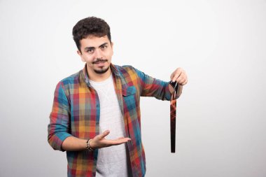 Fotoğraf, polaroid filmdeki fotoğraf geçmişini kontrol ediyor ve dehşete düşüyor. Yüksek kalite fotoğraf