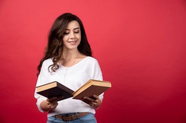 Esmer kadın hangi kitabı okuyacağını seçiyor. Yüksek kalite fotoğraf