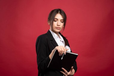 Kapalı kapılar ardında poz veren üniformalı genç bir çalışan. Yüksek kalite fotoğraf