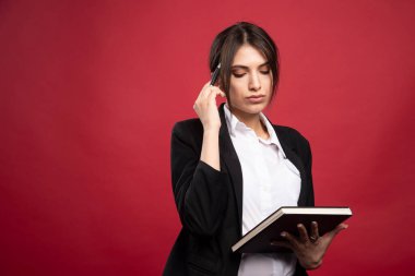 Kapalı kapılar ardında poz veren üniformalı genç bir çalışan. Yüksek kalite fotoğraf