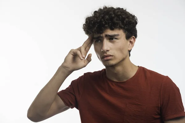 Jeune Modèle Avec Des Cheveux Bouclés Penser Photo Haute Qualité — Photo